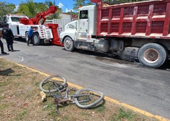 Volquete arrolla ciclista en Playa del Carmen y le destroza la pierna