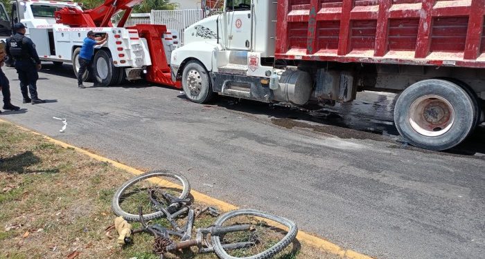 Volquete arrolla ciclista en Playa del Carmen y le destroza la pierna