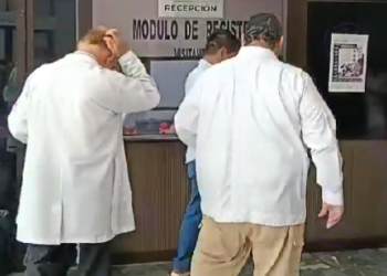 El médico Carlos González Maza, quien denunció ser víctima de una estafa, revela red legal que sacude al Congreso