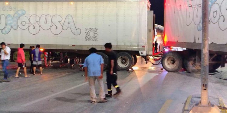 Motociclista muere en choque con tráiler en López Portillo Cancún