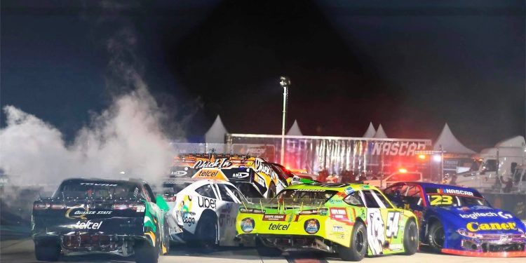 Choque múltiple NASCAR Tulum paraliza competencia