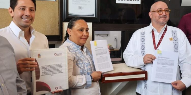 Cristina Torres entrega reformas vivienda agua Quintana Roo