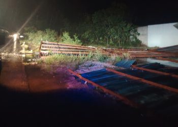 Tormenta José María Morelos derriba techo de 30 metros sobre carretera federal