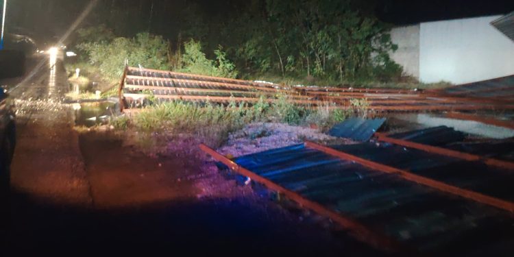 Tormenta José María Morelos derriba techo de 30 metros sobre carretera federal