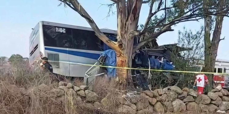 Accidente carretero en Querétaro deja 9 muertos