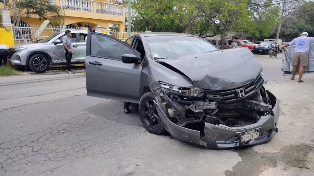 Accidente Región 230 Cancún deja vehículos dañados