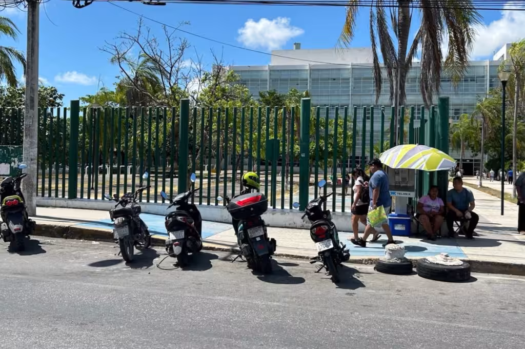 Denuncian bloqueo de rampas en clínica IMSS SM 509