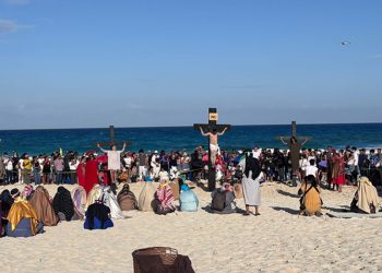 Viacrucis Cancún: Miles conmueven Playa Delfines