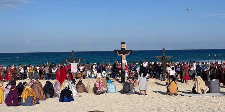 Viacrucis Cancún: Miles conmueven Playa Delfines