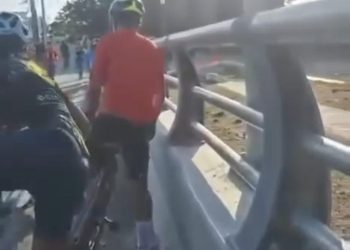 Ciclistas colisionan en Puente Nichupté y lesionan a mujer