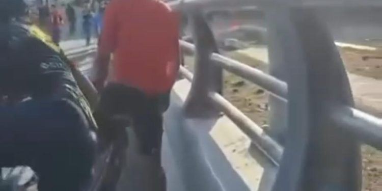 Ciclistas colisionan en Puente Nichupté y lesionan a mujer