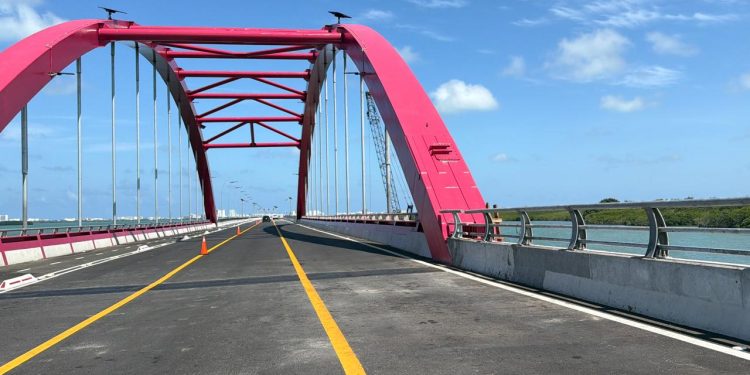 Claudia Sheinbaum recorre Puente Nichupté en Cancún