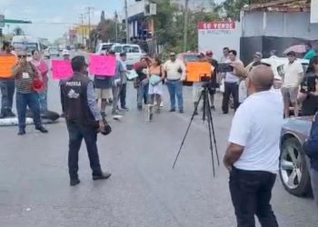 Ciudadanos bloquean avenida López Portillo por corrupción de Grúas Cardona