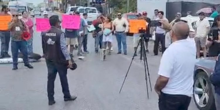 Ciudadanos bloquean avenida López Portillo por corrupción de Grúas Cardona