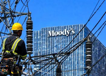 Moody's pone a CFE y ocho bancos en el límite