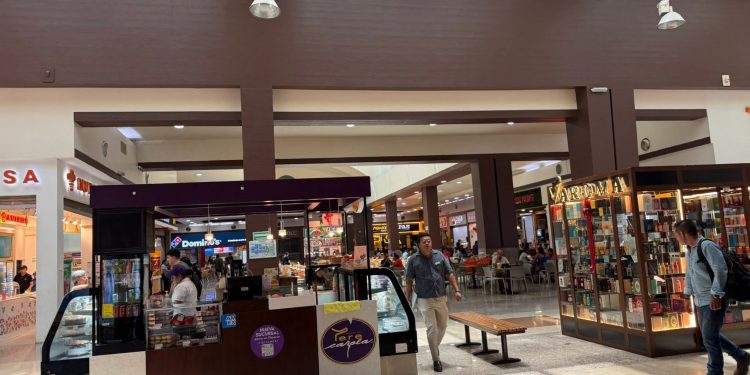 Apagones Plaza Las Américas Playa del Carmen vacían el lugar