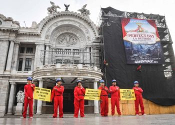 Greenpeace se manifiesta en Bellas Artes