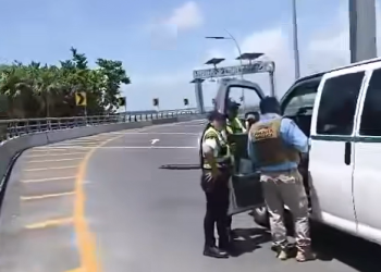 Taxistas bloquean Puente Nichupté Cancún por restricciones