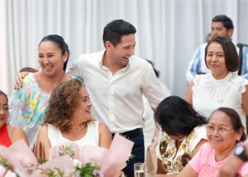 Renán Sánchez Tajonar reconoce a madres en convivio de Chetumal