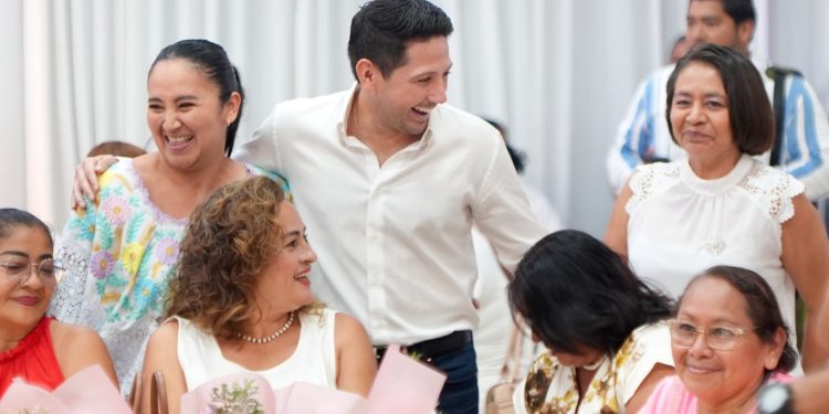 Renán Sánchez Tajonar reconoce a madres en convivio de Chetumal