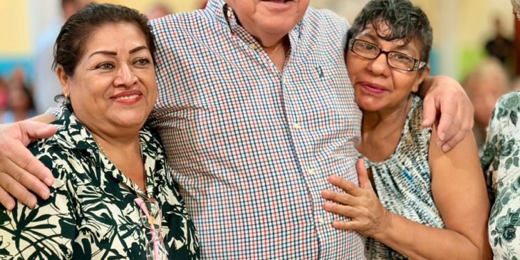 Abuelitas arropan con cariño a Rafael Marín en emotivo festejo por el Día de las Madres