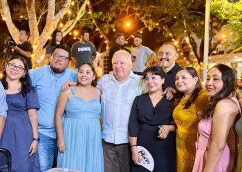 Rafa Marín arropa al magisterio en Playa del Carmen