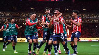 Chivas vence 2-0 a Tigres y avanza a Semifinales