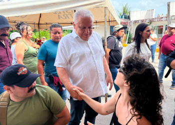 Rafa Marín conmemora el Día de la Marina en la Caleta, entre trabajadores del mar