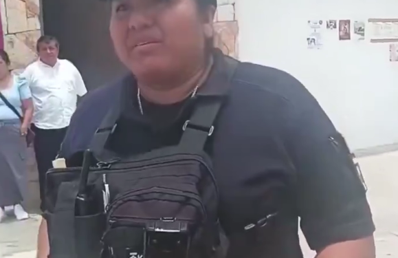 Alcalde de Tulum en polémica por retiro de manta de protesta