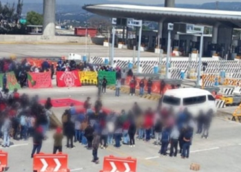 Normalistas de Ayotzinapa bloquean México-Cuernavaca