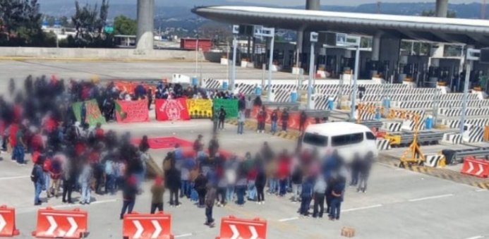 Normalistas de Ayotzinapa bloquean México-Cuernavaca