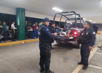 Elementos de seguridad resguardan la Supermanzana 510 tras un ataque armado en Cancún.
