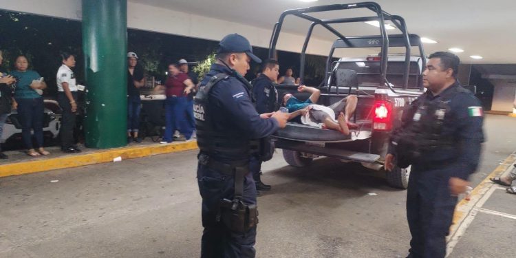 Elementos de seguridad resguardan la Supermanzana 510 tras un ataque armado en Cancún.
