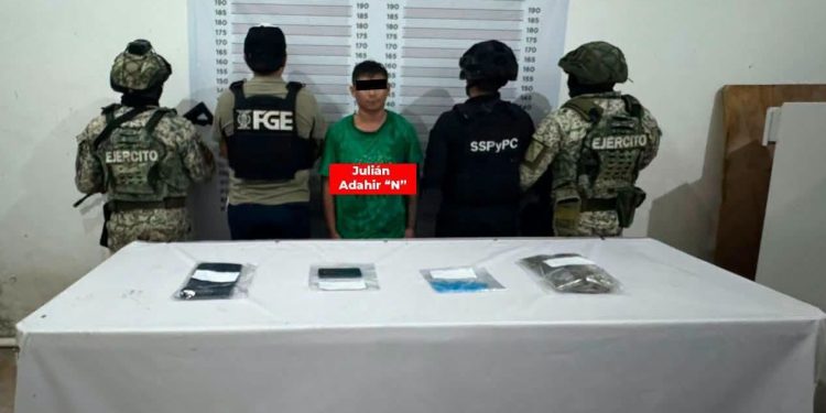 Operativo de autoridades durante la detención de personas con presuntas drogas en Tulum.