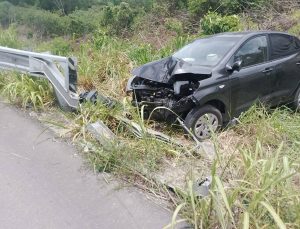 Vehículo accidentado tras salirse del camino en la carretera Chetumal-Escárcega