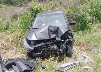 Vehículo accidentado tras salirse del camino en la carretera Chetumal-Escárcega, a la altura de Ucum.