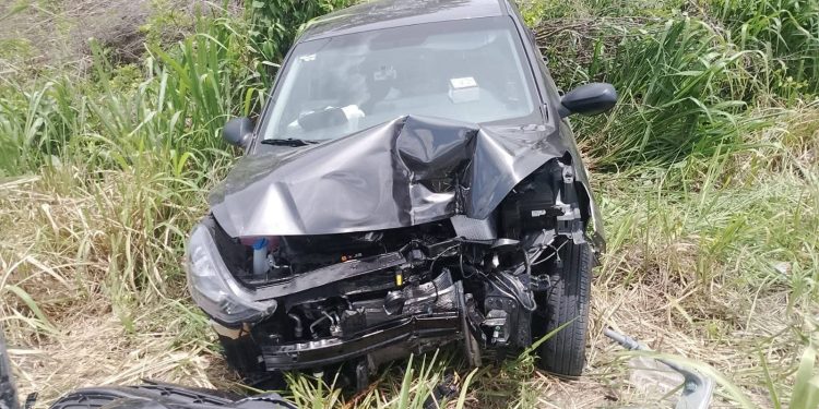 Vehículo accidentado tras salirse del camino en la carretera Chetumal-Escárcega, a la altura de Ucum.