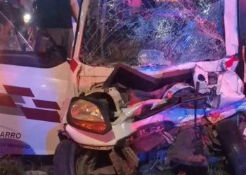 Conductor de pochimovil y pasajero quedan prensados