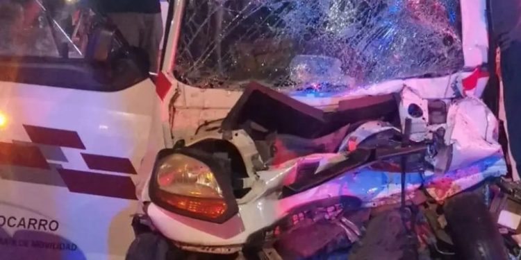 Conductor de pochimovil y pasajero quedan prensados