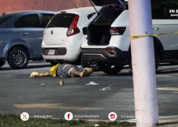 Operativo de seguridad tras ataque armado en estacionamiento de supermercado en Playa del Carmen.