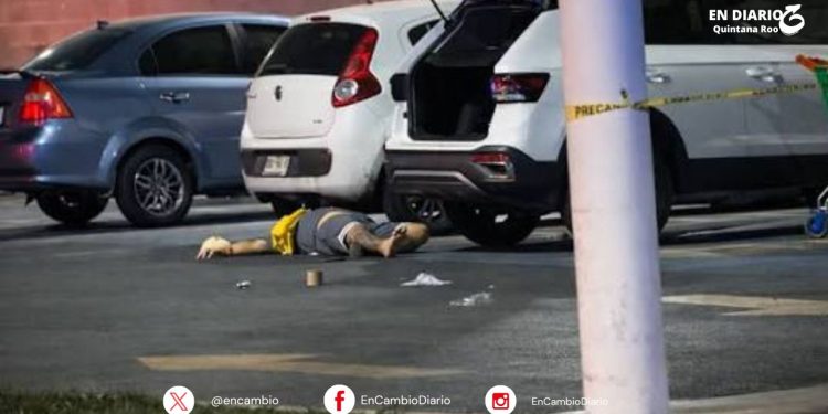 Operativo de seguridad tras ataque armado en estacionamiento de supermercado en Playa del Carmen.