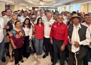 Rafa Marín y Alfonso Ramírez Cuéllar durante un encuentro con líderes sindicales sobre soberanía nacional en Quintana Roo.