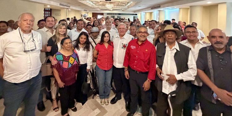 Rafa Marín y Alfonso Ramírez Cuéllar durante un encuentro con líderes sindicales sobre soberanía nacional en Quintana Roo.