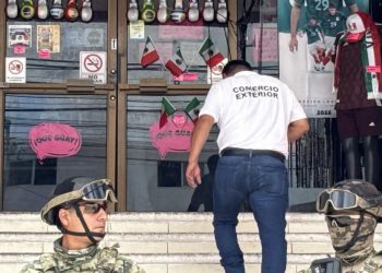 Operativo en tienda Que Güay de Cancún realizado por autoridades de Comercio Exterior y Marina.