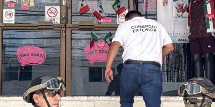 Operativo en tienda Que Güay de Cancún realizado por autoridades de Comercio Exterior y Marina.