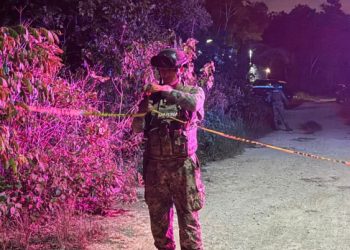 Intento de asalto en Cancún moviliza a policías y paramédicos en la Supermanzana 311.