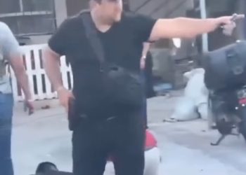 Policías de Investigación de Quintana Roo señalados por presunto ingreso sin orden a una vivienda en Cancún.