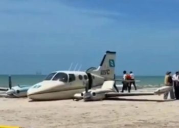 Cuerpos de emergencia atendieron la caída de una avioneta en Playa Norte, Ciudad del Carmen, Campeche.