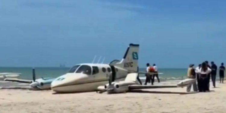 Cuerpos de emergencia atendieron la caída de una avioneta en Playa Norte, Ciudad del Carmen, Campeche.