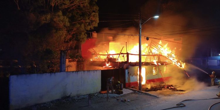 Incendio en el bar La Isla de Tris
